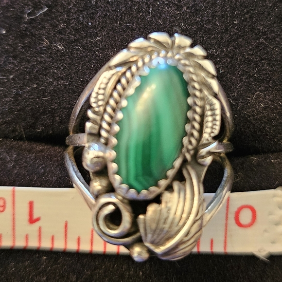 Vintage Navajo sterling silver ring with a malachite stone - Picture 7 of 8